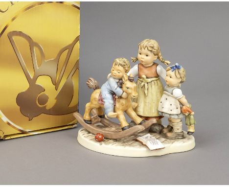 Große Hummelfigur, Goebel, Lasst mich auch mal, Limited Edition, num. ''No. 0578 of 3.000'', 2006, sign., zwei Mädchen und ei