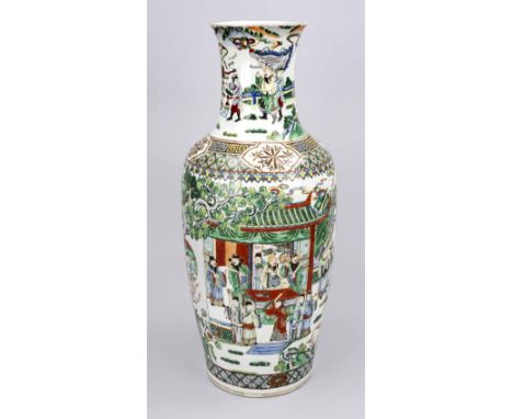 Kangxi-Style Famille Verte Vase, China Ende 19. Jh. (late Qing). Umlaufender Palastgartendekor mit Figurenstaffage, Hals/Lipp
