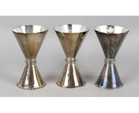 August Haarstick. 1882 - Bremen - 1946. Satz von drei Cognac-Doppelbechern. Entwurf Fritz Uphoff um 1924-1930. Metall handget