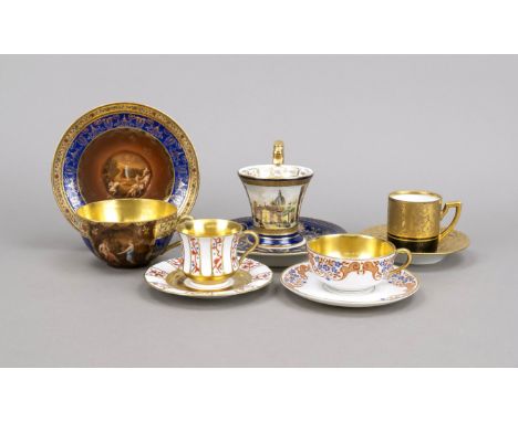 Fünf Tassen mit UT, 19. /20. Jh., Teetasse mit UT, Karlsbad, Ende 19., Jh., mythologische Szene, innen Gold, H. 5 cm, Kaffeet
