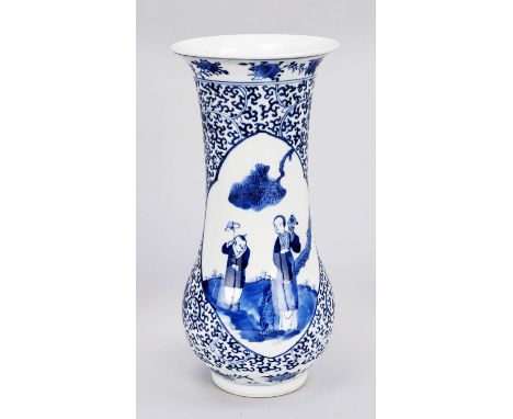 Blau-weiße Vase, China 19. Jh. (oder früher?). Umlaufender, kobaltblauer Dekor mit passig geschweiften Reserven, im Hintergru