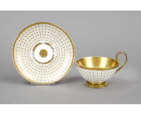 Teetasse mit Untertasse, 19. Jh., in der Art von Sèvres, geschweifter Henkel, reiche Goldstaffage, Tasse geklebt, Gesamth. 8 