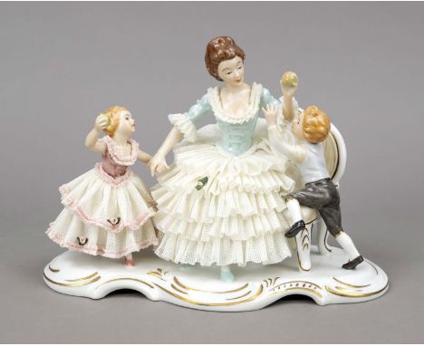 Figurengruppe, Kaiser Porzellan, Staffelstein/Bayern, Ende 20. Jh., elegante Rokokodame im Tüllspitzenkleid, auf einem Sofa s