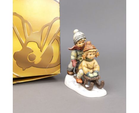 Große Hummelfigur, Goebel, Nimm mich mit, 1999, sign., Mädchen und Junge auf einem Holzschlitten fahrend, polychrom bemalt, M