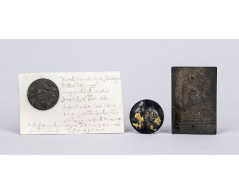 2 Netsuke Reliefs und eine Plakette, Japan 19. Jh., Messing, Kupfer, Silber- und Goldtauschiert. 1 x mit rotem Etui. D. runde
