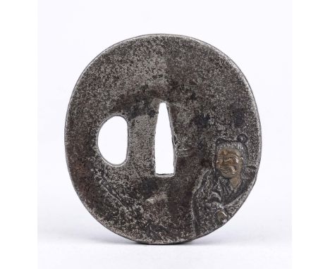Tsuba (Katana Stichblatt), Japan 18./19. Jh. (Edo-zeitlich), Eisen. Beide Seiten mit Reliefdekor, signiert, D. 7 cm