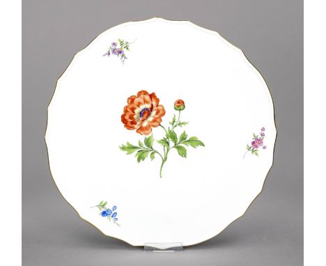 Tortenplatte, Meissen, Jahreszeichen für 1987, 1. W., Form neuer Ausschnitt, polychrome Blumenmalerei, Goldrand, Ø 32 cm