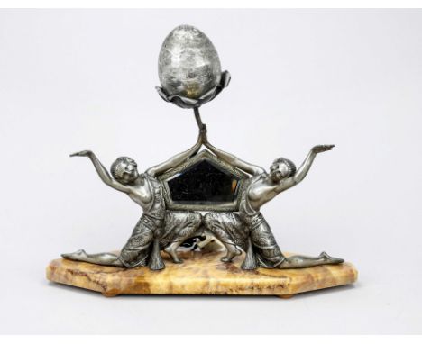 Figürliche Art-déco Tischlampe, um 1930, Aluminiumguss auf polierter Steinplinthe. Spiegel mit facettiertem Glas, Lampenschir