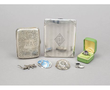 Konvolut von sieben Kleinteilen, 20. Jh., unterschiedliche Hersteller, Silber verschiedene Feingehalte, 2 Etuis, L. bis 10,5 