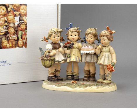Große Hummelfigur, Goebel, Wir wünschen Dir das Beste, Century Collection, 1989, sign., vier Mädchen als Gratulanten mit Blum