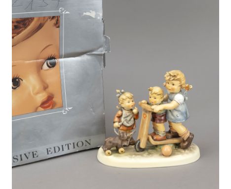 Große Hummelfigur, Goebel, Fahr weiter, Exclusive Edition, 2000, sign., Mädchen und Junge beim Rollerfahren, daneben ein Mädc