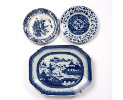 Blue and white plate Chinese, Kangxi period (1662-1722) decorated to the centre with floral motifs, 25cm across together with