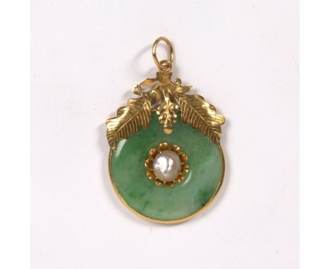 Jade pendant Chinese of circular form, with a pearl to the centre and a gold coloured metal final depicting a leaf, 3.5cm hig