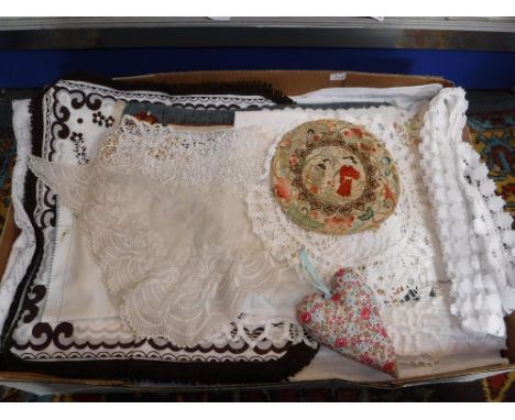 A SMALL COLLECTION OF ASSORTED LACE, LINEN and other textiles
