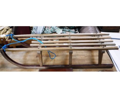 A VINTAGE CHILD'S SLEDGE 