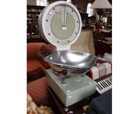 A SET OF LARGE AVERY SHOP SCALES