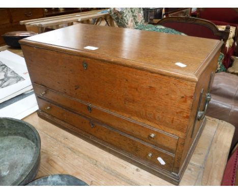 A LATE 19TH/EARLY 20TH CENTURY LIGHT OAK TOOLBOX, fitted with two drawers and brass carrying handles with large straps (the t