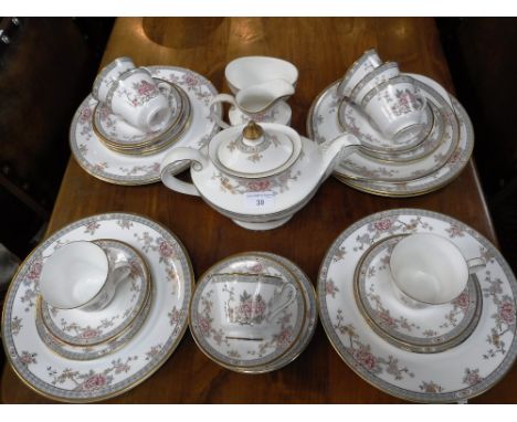 A ROYAL DOULTON 'CANTON' DINNER AND TEA SERVICE