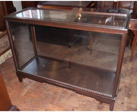 Stained wooden display cabinet with light 132cm x 51cm x 97cm tall. Condition report: see terms and conditions