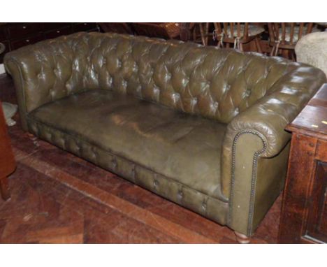 Green leather button-back Chesterfield settee. Condition report: see terms and conditions