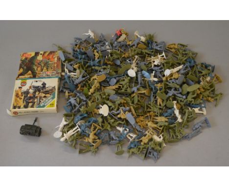 Good quantity of assorted 1:32 loose Airfix soldiers including two boxed 1:72 scale: German Infantry WWII and Luftwaffe Perso