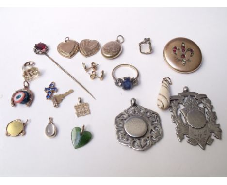 A COLLECTION OF GOLD AND YELLOW METAL JEWELLERY ITEMS, to include a garnet set stick pin, various pendants, a ring and a broo