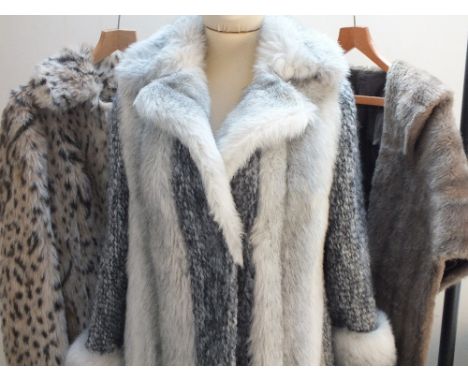 A STYLISH SILVER FOX VINTAGE FAUX FUR COAT, with contrasting woollen sleeves and panels, fully lined, hook fastening and fron