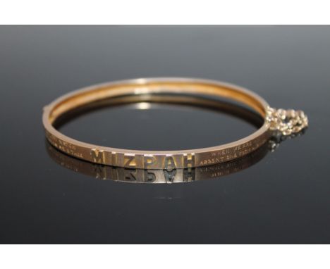AN UNUSUAL HALLMARKED 9CT GOLD 'MIZPAH' BANGLE, engraved wording 'The Lord watch between me &amp; thee when we are absent one