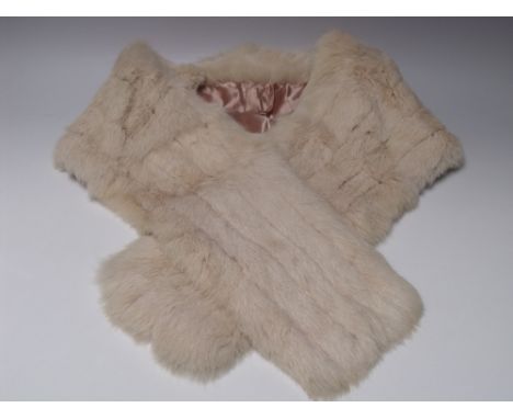 A LADIES VINTAGE CREAM FUR STOLE, fully lined with internal pocket Buyers - for shipping pricing on this lot, visit www.cuttl