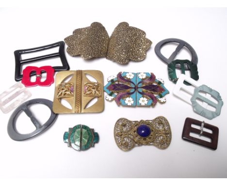 A COLLECTION OF VINTAGE DRESS CLIPS AND BUCKLES, comprising a filigree clip, two enamel clips, and a selection of gilt metal 