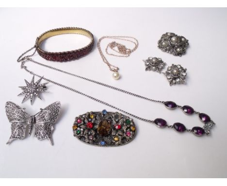 A COLLECTION OF VINTAGE JEWELLERY, to include a pearl pendant on a 9ct gold chain, an amethyst set white metal necklace, and 