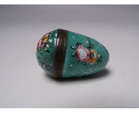 AN 18TH CENTURY ENGLISH ENAMEL EGG SHAPED NUTMEG GRATER, with floral decoration on a green ground, metal mounts and grater, H