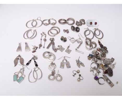 APPROXIMATELY THIRTY PAIRS OF VINTAGE AND MODERN SILVER EARRINGS, together with two pendants and various odd earrings etc. Bu