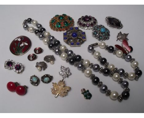 A COLLECTION OF VINTAGE COSTUME JEWELLERY, comprising a selection of brooches to include a silver enamel butterfly brooch, va