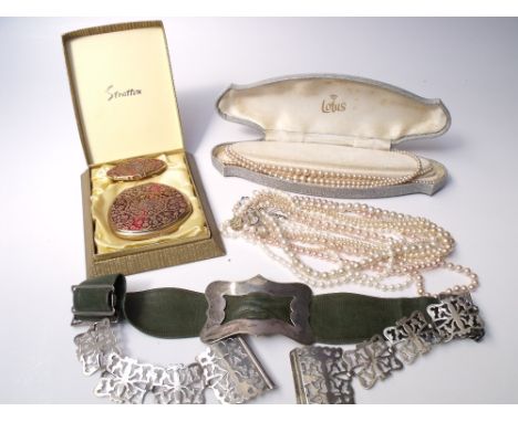 A COLLECTION OF VINTAGE FAUX PEARL NECKLACES, to include four examples with silver clasps, together with a boxed Stratton com