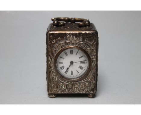 A HALLMARKED SILVER SMALL CARRIAGE CLOCK BY WILLIAM COMYNS - LONDON 1902, the side panels featuring a cockerel to one side an