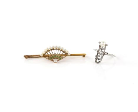 Early 20th C floral pearl and diamond panel ring, white pearl 4.8mm in diameter, leaves set with Swiss and rose cut diamonds,