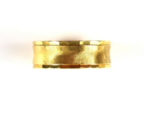 Gold ring, concave wedding band with an engine turned band through the centre and bevelled edges, 7mm wide, hallmarked 22 ct,