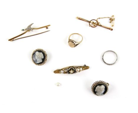 Mixed group of jewellery, including a floral engraved wedding band, 2.6mm, stamped platinum, ring size L, an enamel, pearl an