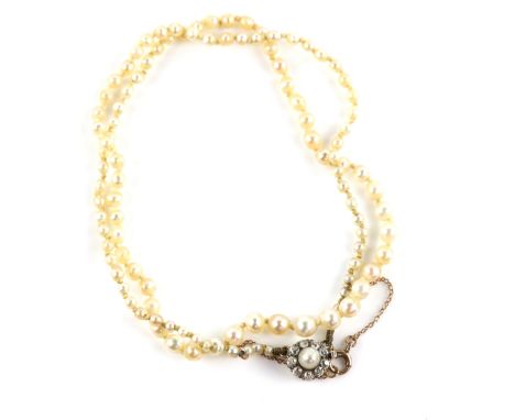Graduated pearl necklace, largest pearls 4mm in diameter, smallest 2mm in diameter, strung with knots, 41 cm in length, with 