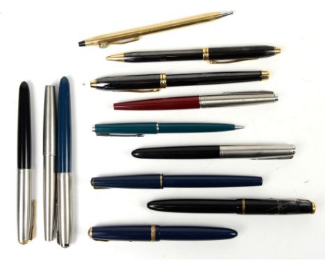Collection of pens, including two Parker Duofold fountain pens and a Parker 17 fountain pen, all with 14 ct nibs, Cross 10 ct