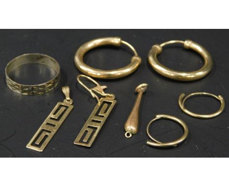 Various items of 9ct gold and other jewellery, to include three pairs of hoop earrings, three loose 9ct gold pendants and a s