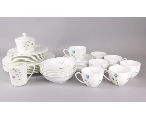 A modern Aynsley Camille pattern part tea and dinner service, to include seven cups, seven saucers,  sugar bowl, dinner plate