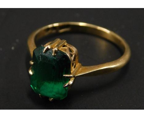 A 9ct gold dress ring, set with green paste stones, 2.3g all in. 