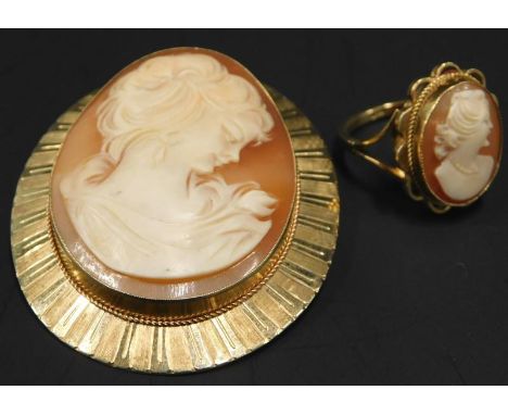 Two 9ct gold cameo jewellery items, to include a cameo brooch of a lady in dress, and a ring with lady wearing a necklace, 17