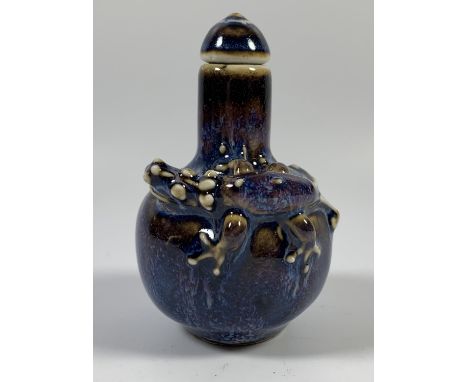 A CHINESE BLUE CERAMIC LIZARD DESIGN SNUFF BOTTLE, HEIGHT 7.5CM 