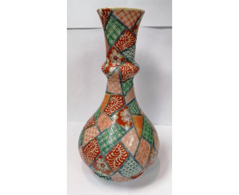 A CHINESE POLYCHROME ENAMEL PATCHWORK DESIGN PORCELAIN BOTTLE SHAPE VASE, SIX CHARACTER MARK TO BASE, HEIGHT 27CM 