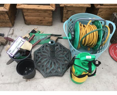 A MIXED GARDEN LOT TO INCLUDE A HOSE PIPE AND REEL, A GARDEN SPRAYER, GARDEN TOOLS AND A PARASOL BASE 