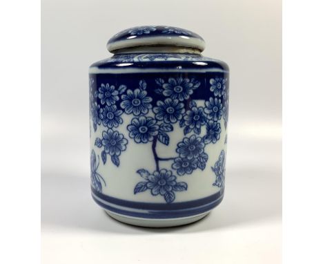 A CHINESE BLUE AND WHITE KANGXI STYLE LIDDED TEA CADDY / VASE, SIX CHARACTER MARK TO BASE, HEIGHT 10CM 