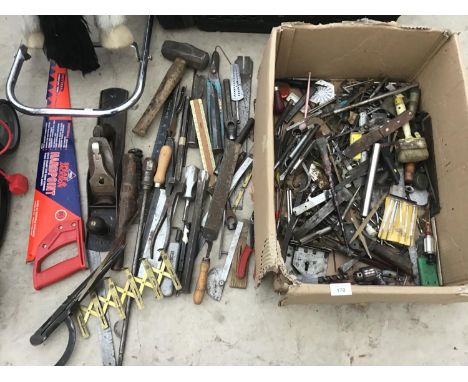 A LARGE COLLECTION OF TOOLS TO INCLUDE HAMMERS, CALIPERS, STANLEY PLANE, CHISELS, SCREW DRIVERS, RASPS ETC 